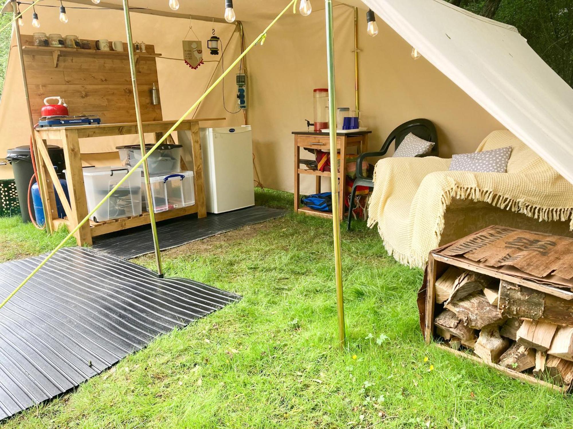 DRAGONFLY LODGE IFOLD & ALPACA MY TIPI GLAMPING, BILLINGSHURST